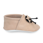 Chaussons souples cuir artisanaux Saadhia coloris crème vu du côté droit