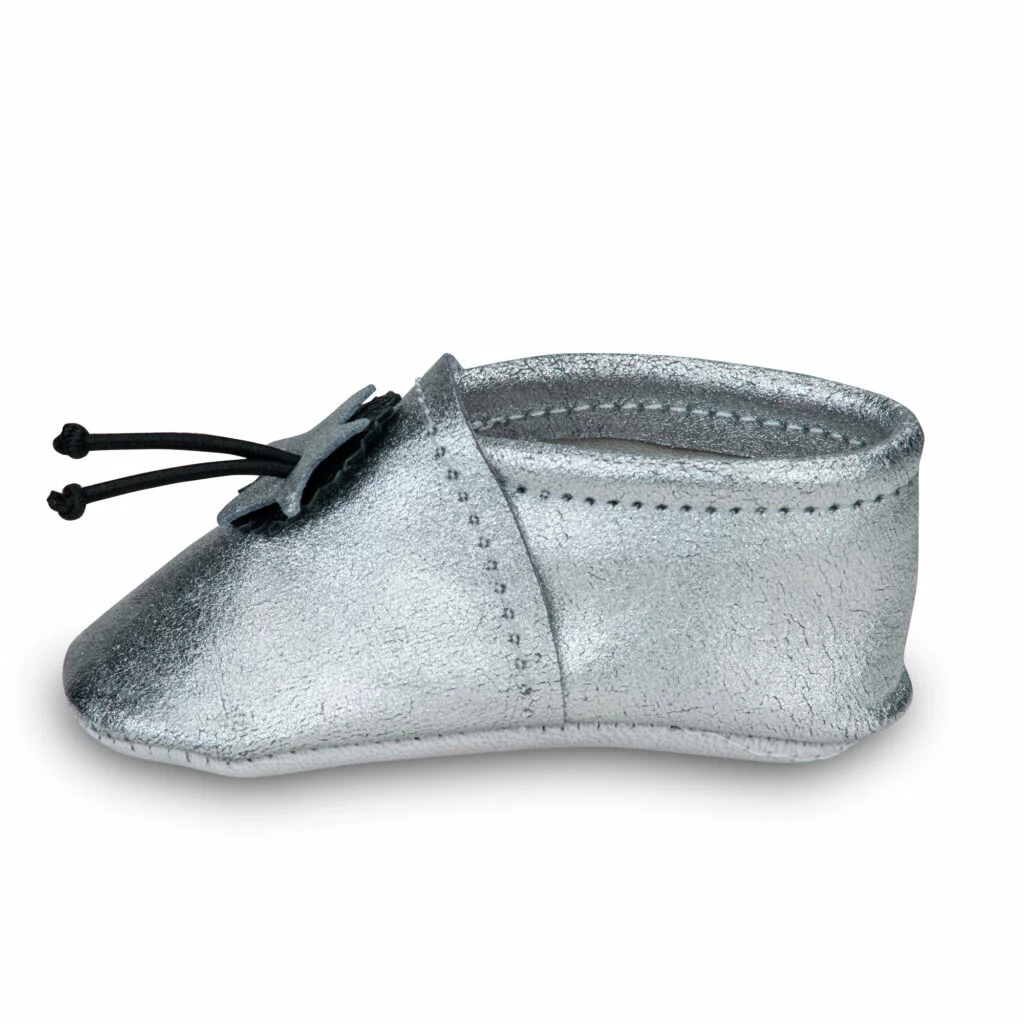 Chaussons souples cuir artisanaux Saadhia coloris argent vu du côté gauche